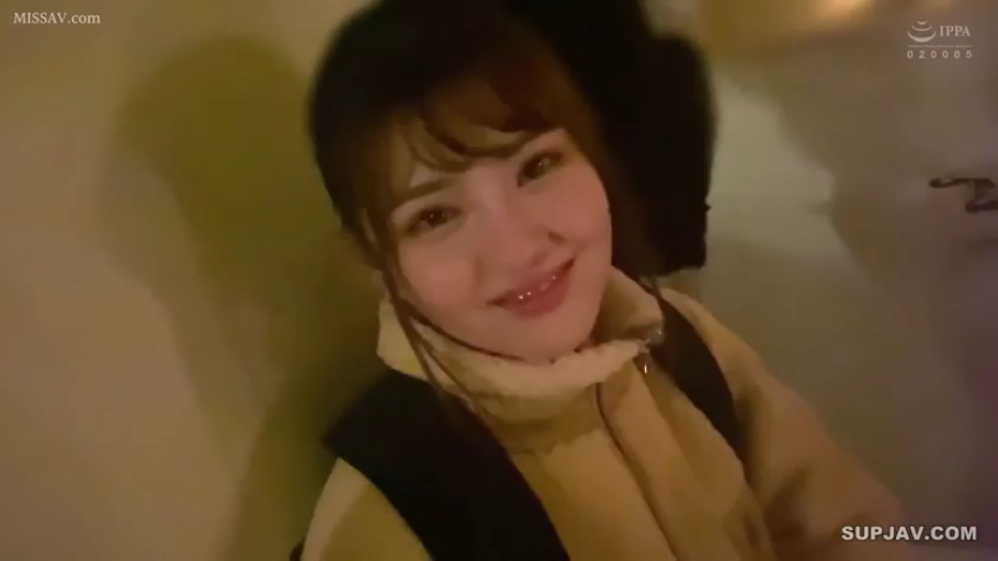 室内 · 脸部特写 · 微笑 · 对视 · 背包 · 正面站立 · 休闲外套