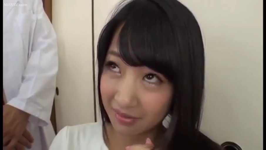 坐姿 · 脸部特写 · 白色上衣 · 诊室