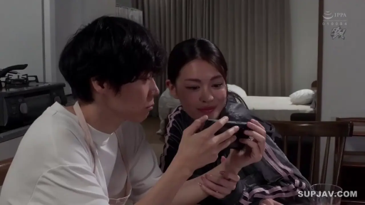 专注 · 半身 · 並排坐 · 厨房 · 看手機 · 手机 · 男女两人 · 运动服与围裙