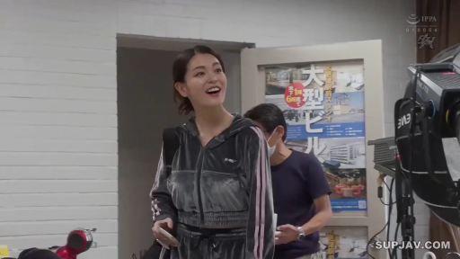 中景 · 站姿 · 摄影灯 · 笑容 · 运动服 · 走动 · 幕后 · 拍摄棚