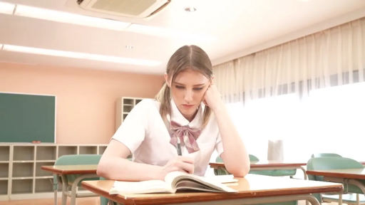 坐姿 · 教室 · 专注 · 上半身 · 白衬衫校服 · 笔 · 欧美女性 · 写字学习