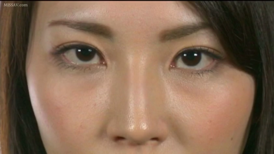 室内 · 脸部特写 · 平静 · 注视 · 正面 · 亚洲女性