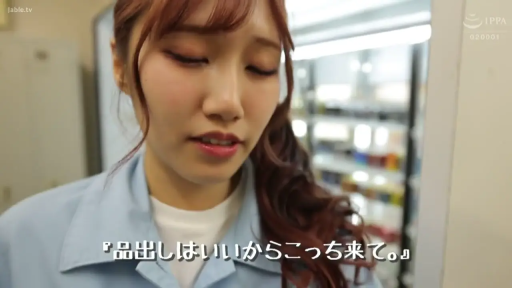 忧郁 · 面部特写 · 制服 · 谈话 · 便利店 · 货架 · 蓝色工装 · 倾斜