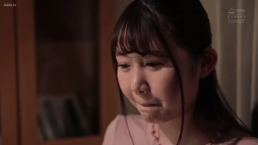 室内 · 坐姿 · 面部 · 长发 · 粉色上衣 · 哭泣 · 悲伤