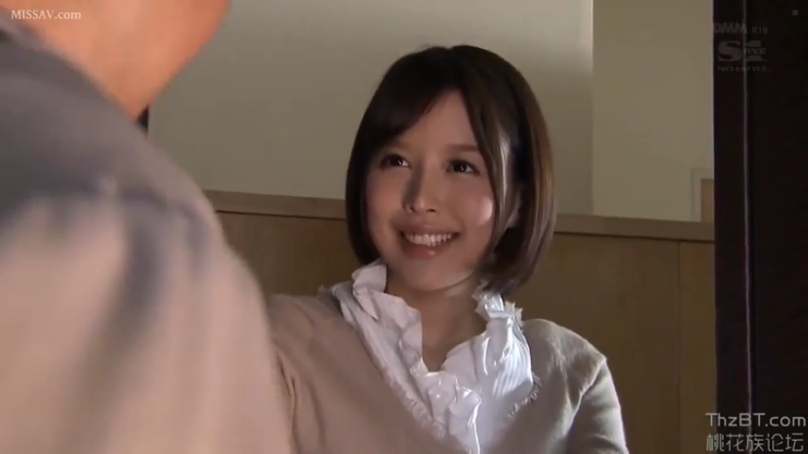 室内 · 面部特写 · 面对面 · 荷叶边衬衫