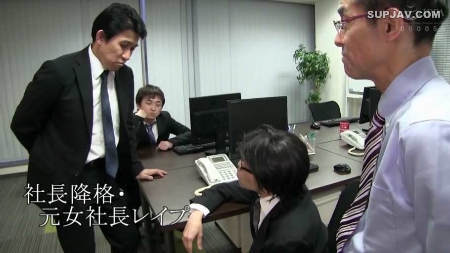 交谈 · 严肃 · 办公室 · 站立 · 办公桌 · 西装 · 职场