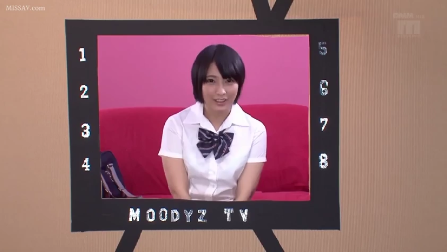 坐姿 · 校服 · 沙发 · 微笑 · 对视 · 短发 · 影棚 · 半身像