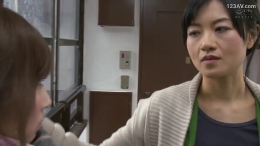 室内 · 站立 · 剧情 · 凝重 · 对峙 · 围巾 · 冬装