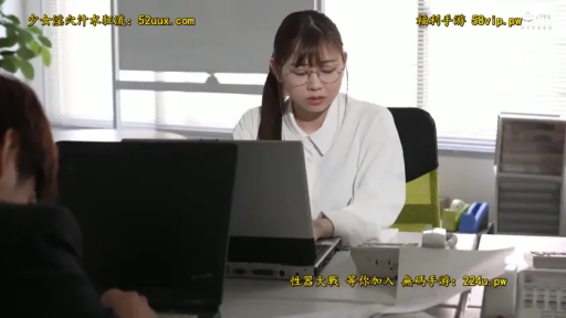 坐姿 · 专注 · 办公室 · 中景 · 白衬衫 · 笔记本电脑 · 办公