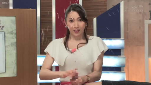 身をかがめる · 集中 · 上半身 · 手交 · 白色荷叶边上衣 · 电视演播室 · 话筒 · 液体喷溅