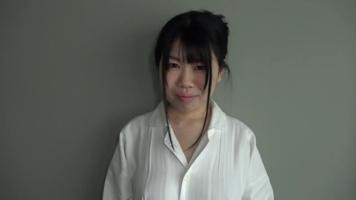 室内 · 白色衬衫 · 微笑 · 半身 · 注視 · 正面に立って · 黑发