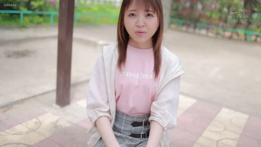 坐姿 · 平静 · 半身 · 对视 · 休闲服饰 · 公园