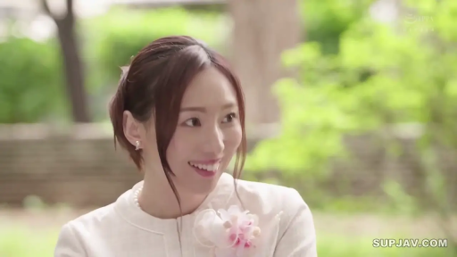 坐姿 · 甜美 · 微笑 · 中近景 · 户外 · 日光 · 胸花 · 白色套裙