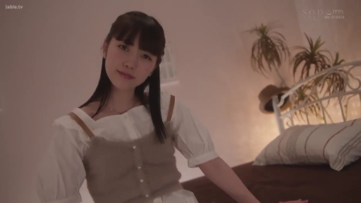 坐姿 · 卧室 · 中景 · 微笑 · 床 · 休闲装 · 凝视