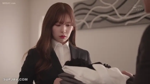 室内 · 忧郁 · 站立 · 中景 · 衣物 · 凝视 · 西装