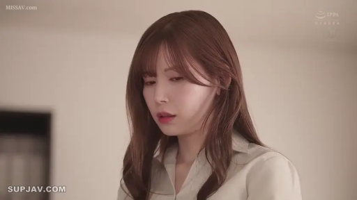 室内 · 忧郁 · 站立 · 白色衬衫 · 上半身 · 齐刘海 · 低头侧脸