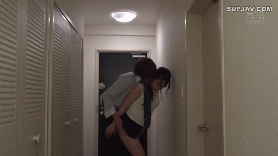 坐姿 · 专注 · 全裸 · 中景 · 群交 · 多人口交 · 牢笼 · 铁栏杆