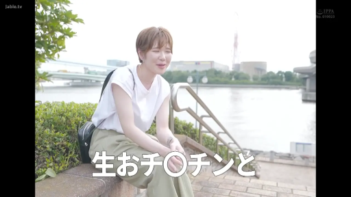 座り姿勢 · 微笑 · 半身 · カジュアルウェア · ショルダーバッグ · 屋外 · ショートヘア · 采访