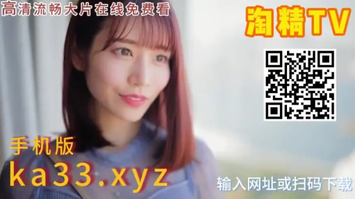 站立 · 微笑 · 挎包 · 公园 · 白色T恤 · 采访 · 街头采访