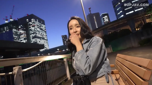 站立 · 运动背心 · 平静 · 摆拍 · 户外 · 侧脸 · 阳光 · 芦苇