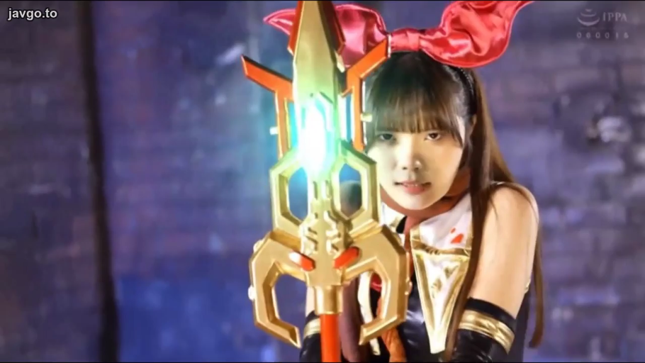 严肃 · 站立 · 室内摄影棚 · 半身特写 · 角色扮演服 · 动漫模仿 · 持械 · 发光长枪