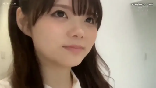 室内 · 女性 · 脸部特写 · 平静 · 注视 · 白衣 · 侧颜