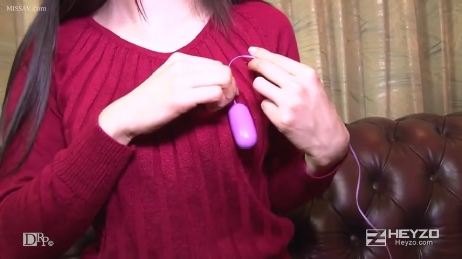 室内 · 坐姿 · 胸部特写 · 长发 · 无表情 · 红色针织衫 · 紫色跳蛋 · 玩弄跳蛋