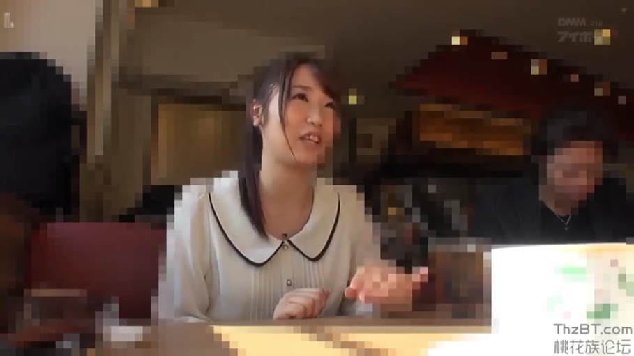 咖啡厅 · 交谈表情 · 人物上半身 · 饮料杯 · 白色娃娃领衬衫