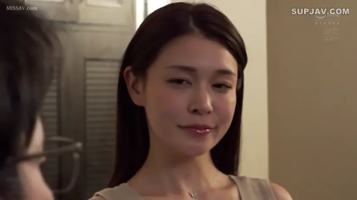 室内 · 微笑 · 面部特写 · 对视 · 无袖上衣 · 对坐