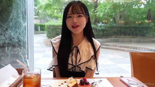 座り姿勢 · 微笑 · 黑色长裙 · 特写 · 餐厅 · 日常 · 食事 · 蛋糕