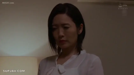 室内 · 顔部のクローズアップ · 站立 · 白色衬衫 · 注視 · 熟女 · 忧伤