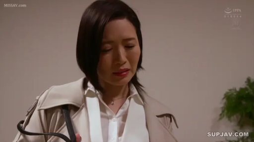 室内 · 忧郁 · 站立 · 职场女性 · 挎包 · 近景 · 垂首 · 风衣衬衫