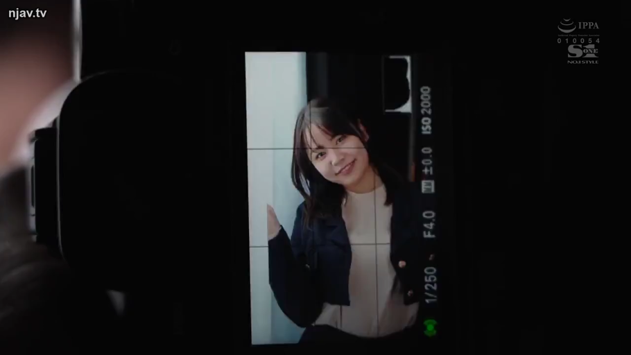 坐姿 · 揉乳 · 卧室 · 迷离 · 内衣 · 台灯 · 半身 · OL制服