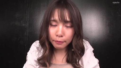 室内 · 单人 · 平静 · 闭眼 · 面部特写 · 白色上衣 · 正面