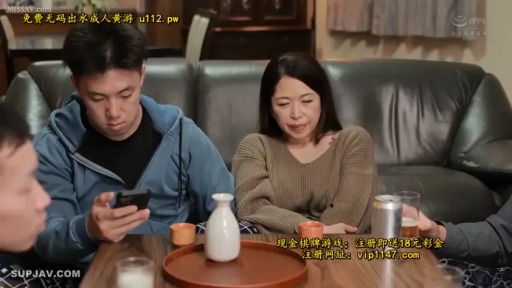 坐姿 · 中景 · 手机 · 自然 · 客厅 · 连帽衫 · 熟女 · 玩手机