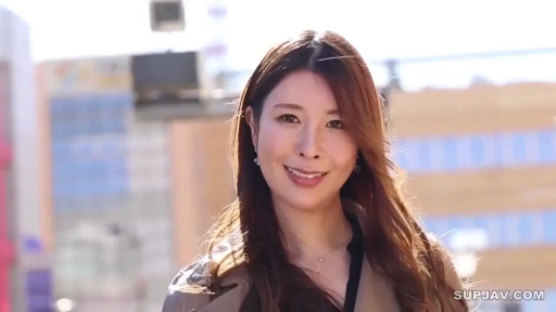 单人 · 脸部 · 站立 · 微笑 · 凝视 · 户外 · 风衣