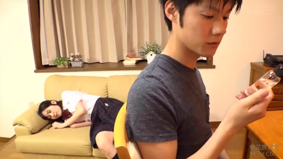 专注 · 客厅 · 居家 · 药水瓶 · 制服 · 侧卧 · 熟睡