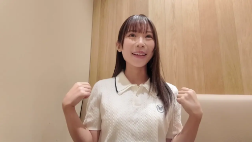 半身特写 · 对着镜头微笑 · 室内木纹背景 · 白色短袖Polo衫 · 正面对镜握拳 · 开心甜美 · 齐刘海长直发