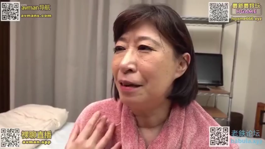 室內 · 坐姿 · 交谈 · 臉部特寫 · 微笑 · 置物架 · 熟女 · 粉色浴袍