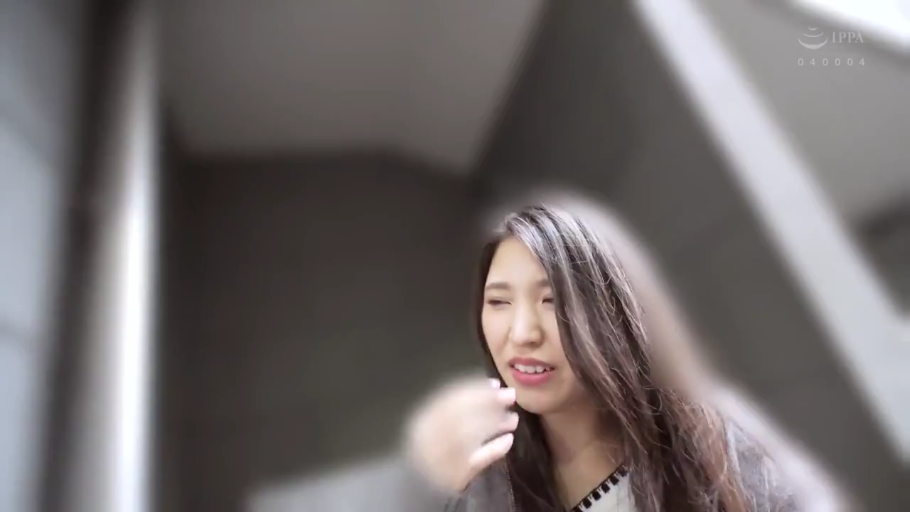 室内 · 脸部特写 · 迷离 · 喘息 · 棕色毛衣 · 模糊 · 身体前倾