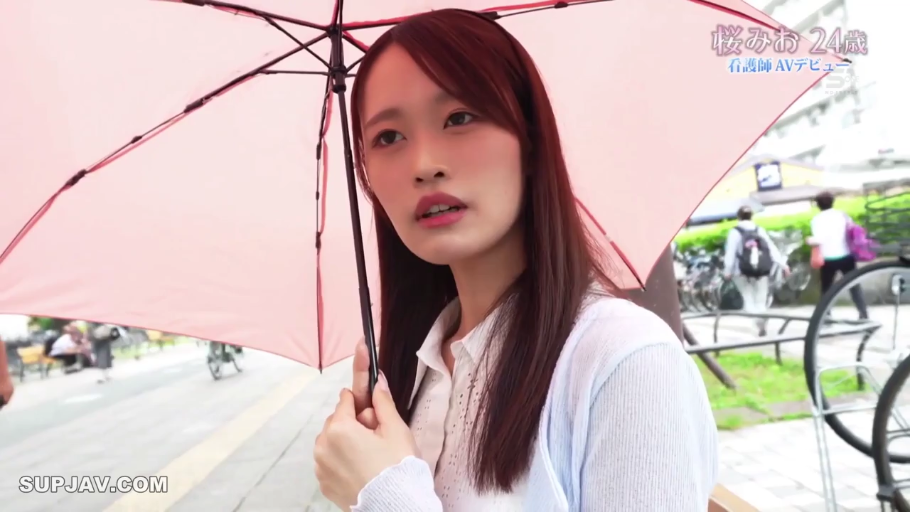 站立 · 白衬衫 · 自然 · 特写 · 户外 · 雨伞 · 街景 · 撑伞