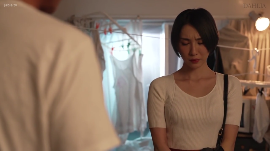 室内 · 站立 · 半身 · 白色短袖针织衫