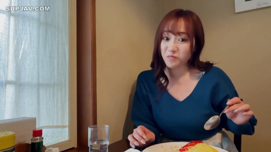 坐姿 · 面部 · 餐厅 · 日系 · 用餐 · 开心 · 餐勺 · 蓝色V领毛衣