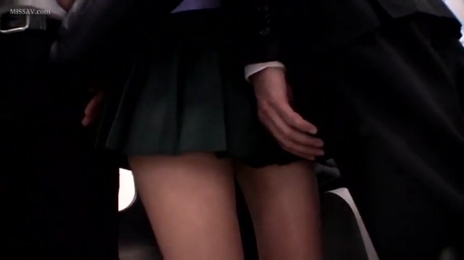坐姿 · 胸部 · 揉乳 · 卧室 · 痛苦 · 窗帘 · 熟女 · 半脱装