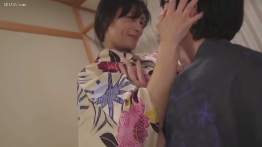 和室 · 微笑 · 榻榻米 · 上半身 · 熟女 · 面对面 · 浴衣 · 抚摸面部