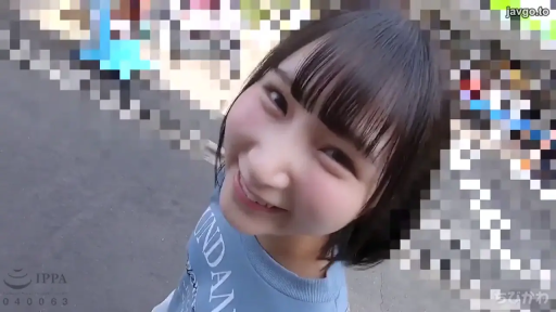 脸部 · 甜美 · 站立 · 微笑 · 短发 · 蓝色T恤 · 室外街道