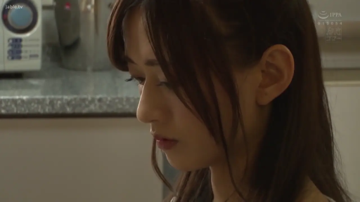 面部 · 忧郁 · 侧身 · 注视 · 特写 · 厨房 · 日常服饰