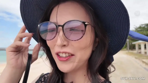 脸部特写 · 海滩 · 黑色蕾丝上衣