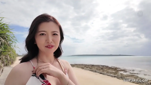 站姿 · 微笑 · 对视 · 上半身特写 · 海边 · 碎花吊带裙