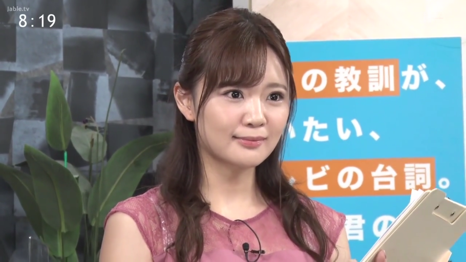 指向上方 · 微笑 · 裙子 · 双人 · 显示屏 · 合影 · 新闻演播室